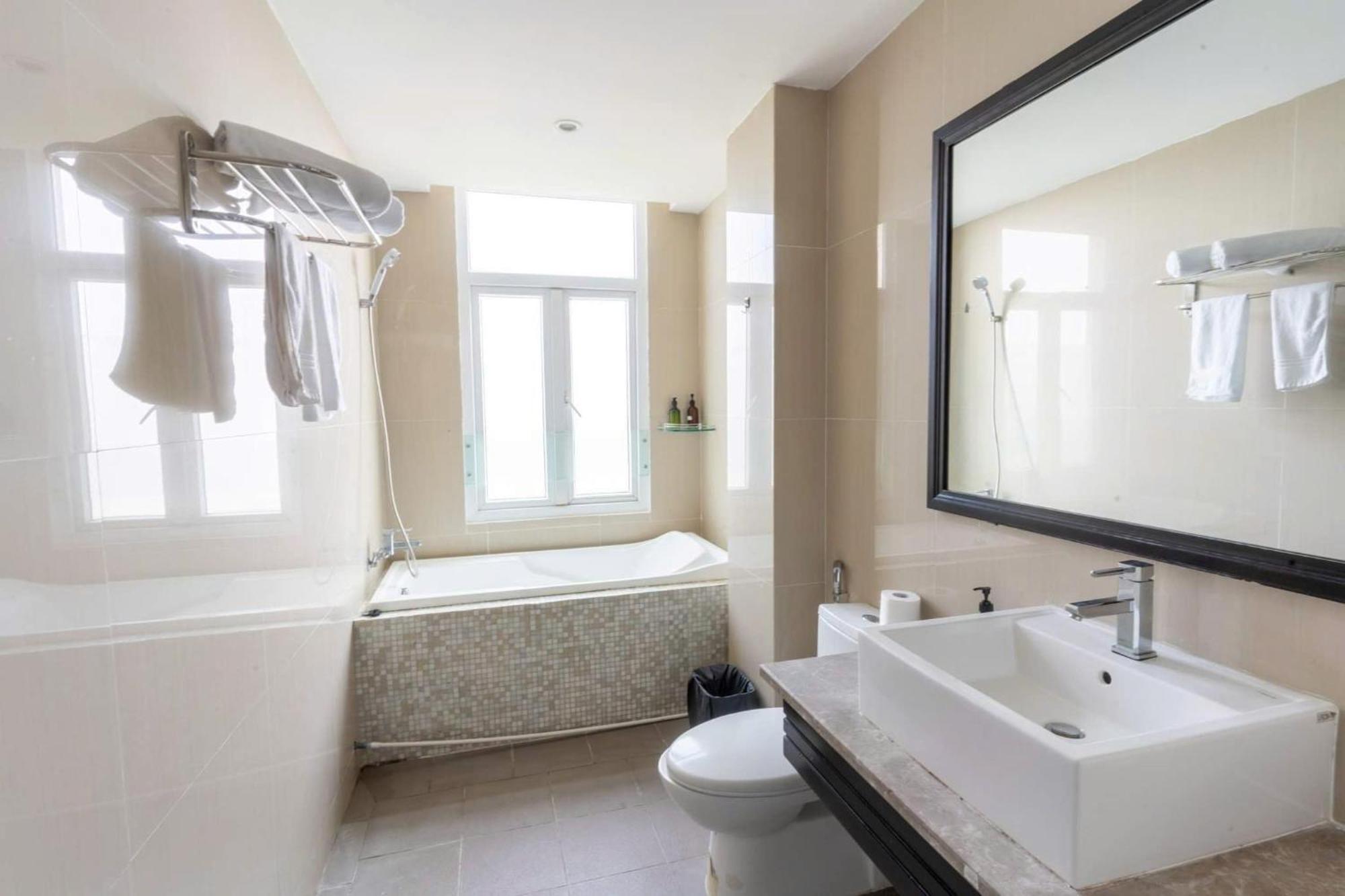 Queen Palace Sea View Hotel Danang Exterior photo